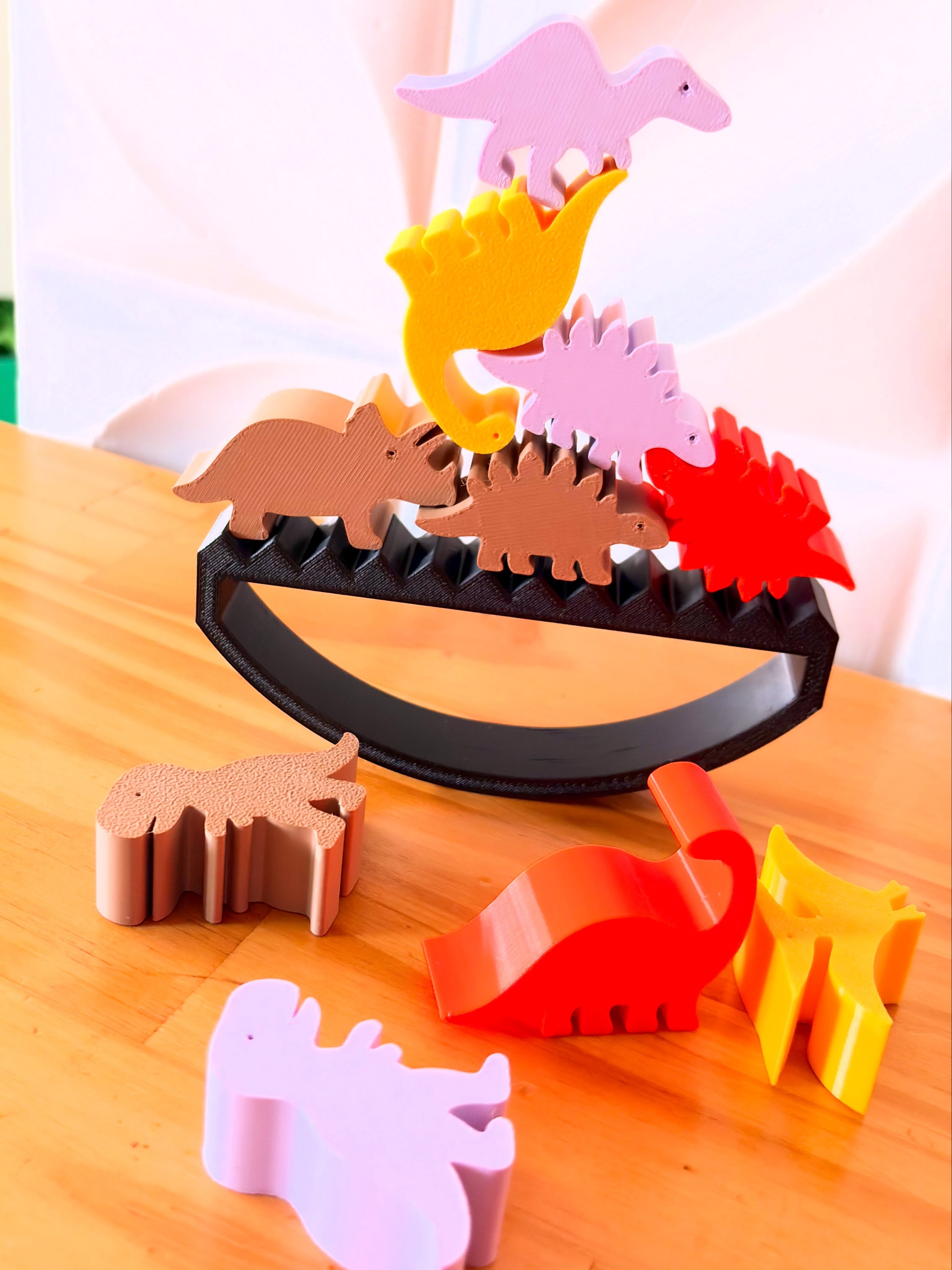 Mini dinossauros impressos em 3D com arco de exposição