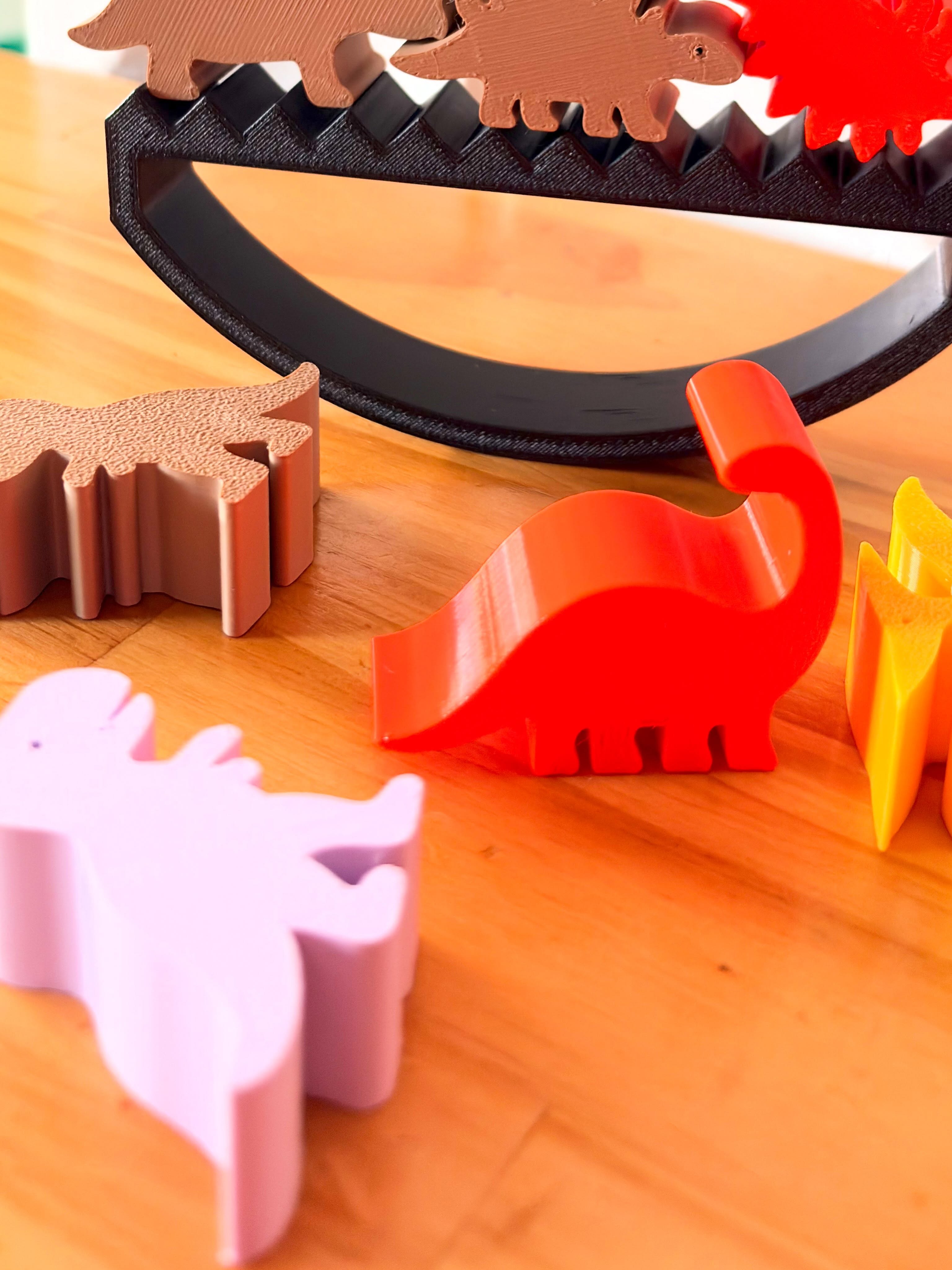 Peças de dinossauro impressas em 3D sobre a bancada
