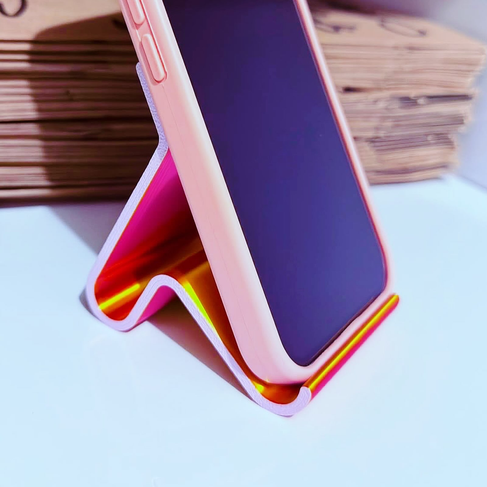 Suporte de celular impresso em 3D na mesa de trabalho