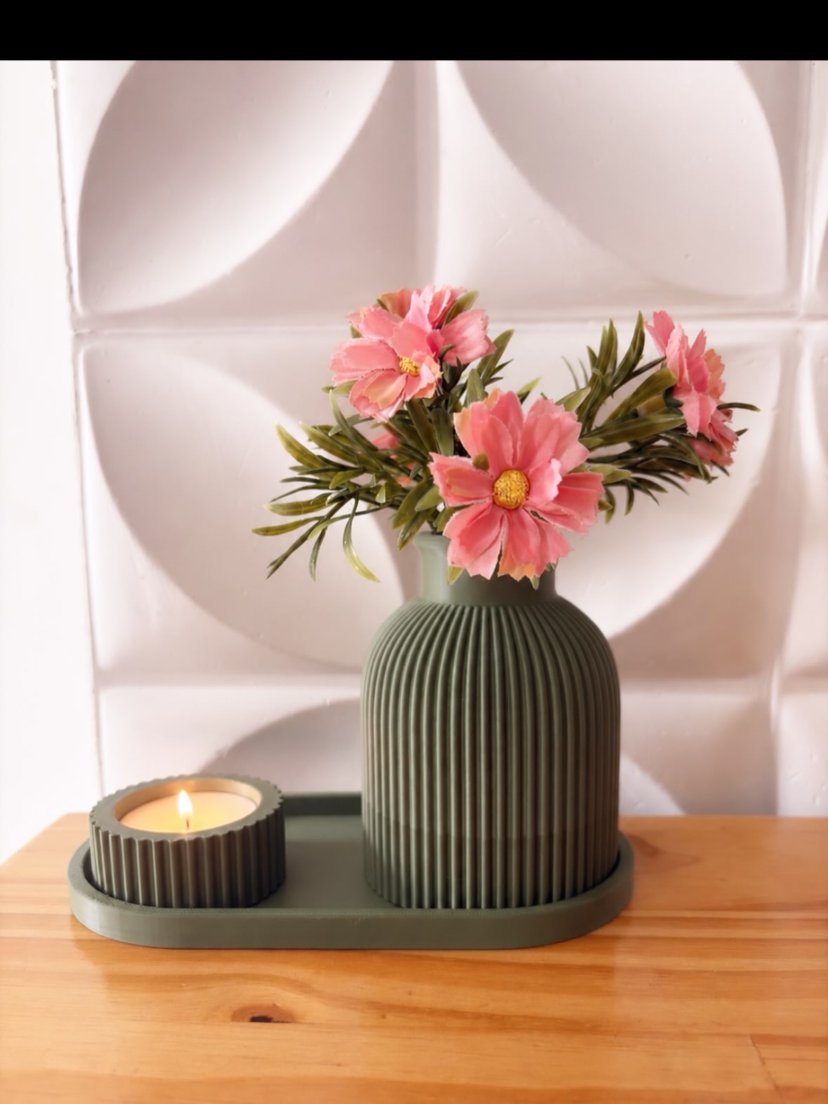 Vaso canelado com flores sobre mesa de madeira